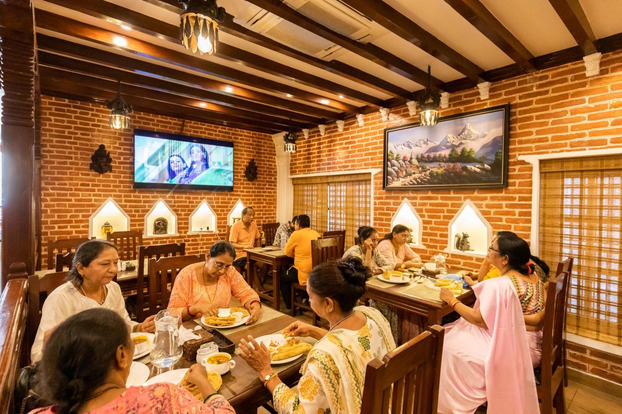 Airport Himalaya Boutique Hotel Kathmandu Bagian luar foto